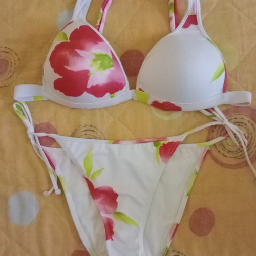 Cazeldonia bikini white with flowers size medium like new