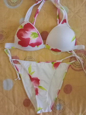 Cazeldonia bikini white with flowers size medium like new