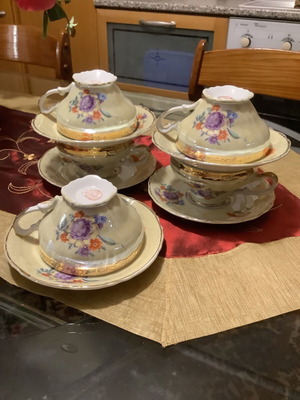 Set of five vintage porcelain pieces like new