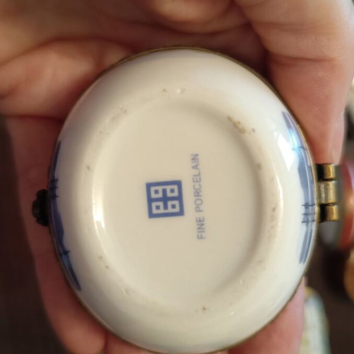 Porcelain boxes like new