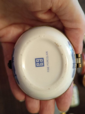 Porcelain boxes like new