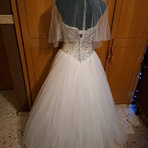 Romantic Wedding Dress Size S-M White Like New with Veil and Storage Case