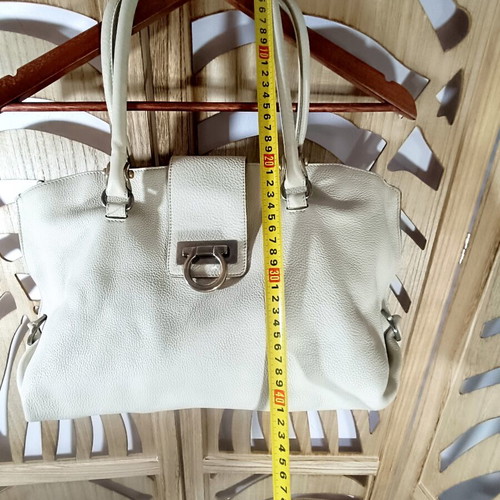 Salvatore Ferragamo Leather Shoulder Bag like new, beige