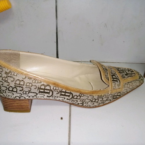J BOURNAZOS women's pumps No37 Elvetia-5 series beige like new