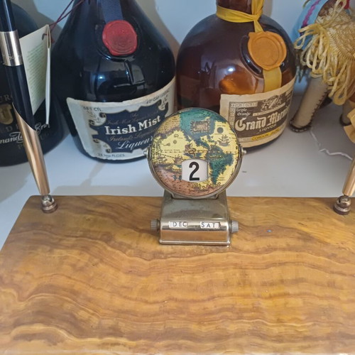 Vintage desk calendar with flip mechanism, like new, 1950s