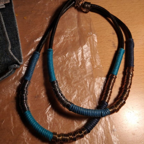 Necklace new rubber with wrapped threads and gold and silver rings
