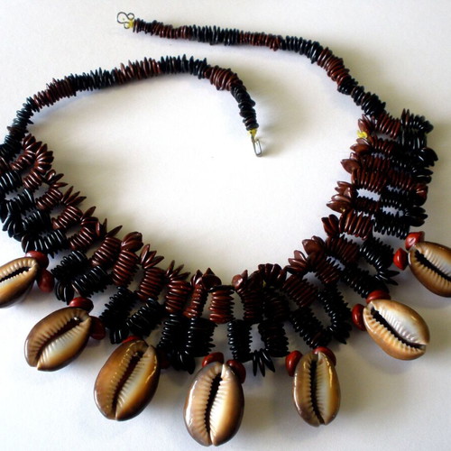 Women's necklaces used, various designs and materials