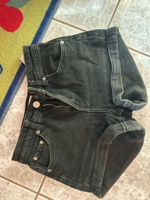 Bershka κοντό σορτσάκι μαύρο τζιν σαν καινούργιο, μέγεθος XS