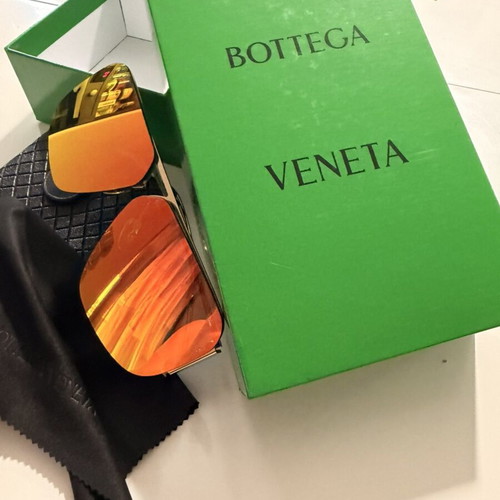Bottega Veneta BV1065S sunglasses like new, multicolor lenses