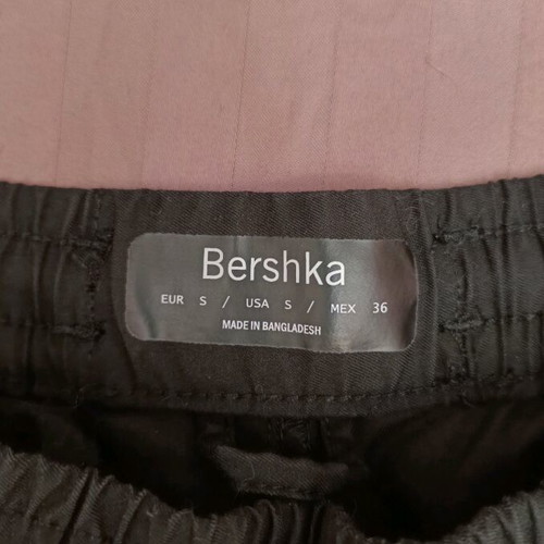 Bershka cargo pants small black like new with pink details