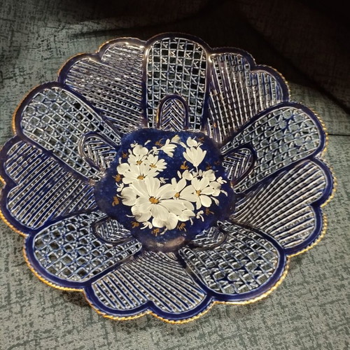 Decorative platter used in blue tone