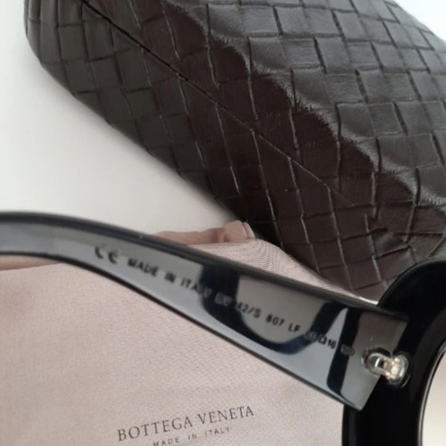 Bottega Veneta Sunglasses like new, black oversized acetate frame