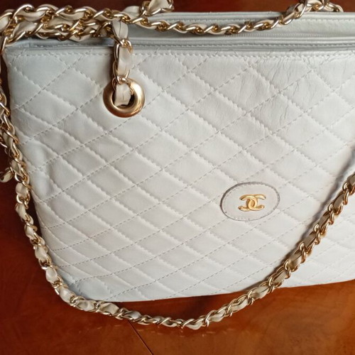 Leather shoulder bag, ivory, gold chain strap