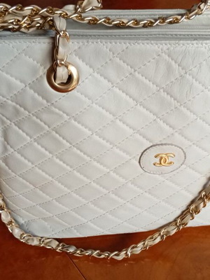 Leather shoulder bag, ivory, gold chain strap
