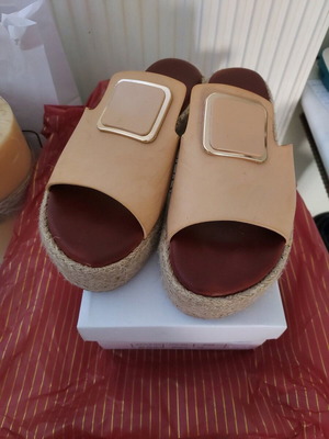 Μπεζ κοντές πλατφόρμες Tsoukalas Shoes νούμερο 39 σαν καινούργιες