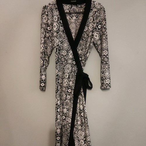 Tahari wrap dress like new, black and white, size M