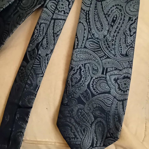 Silk tie, like new, black and green