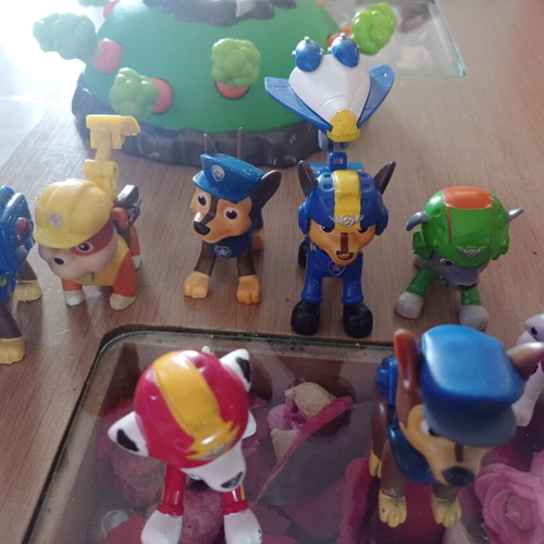 Paw Patrol figures set of 8 like new, children's