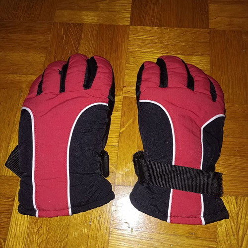Winter gloves new, pack of 2 pairs in L and M sizes, black and red