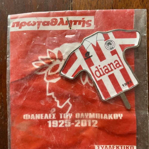 Olympiakos 1991 collectible pin, jersey design