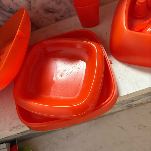 Picnic set used with reusable plates, cups and forks