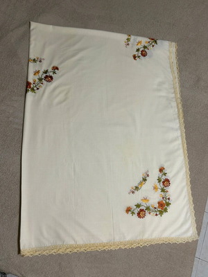 Embroidered tablecloth like new 1.95x1.45cm