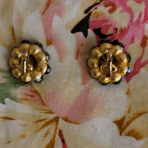 Clip-on earrings with grey black stone, gold color