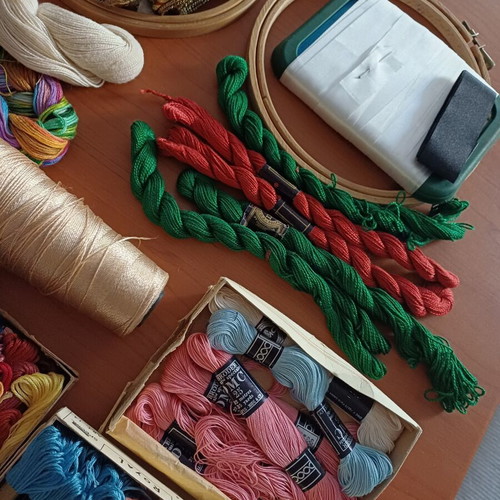 Large Embroidery and Craft Set with 100+ Moulinés, Lace Patterns, and Hoops