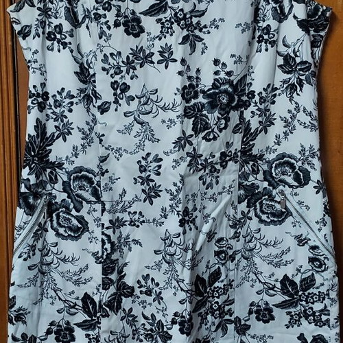 Black and white dress with 2 pockets, elastic fabric, like new, size M