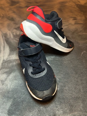 Αθλητικά Nike Revolution νούμερο 31 σαν καινούργια, μαύρα