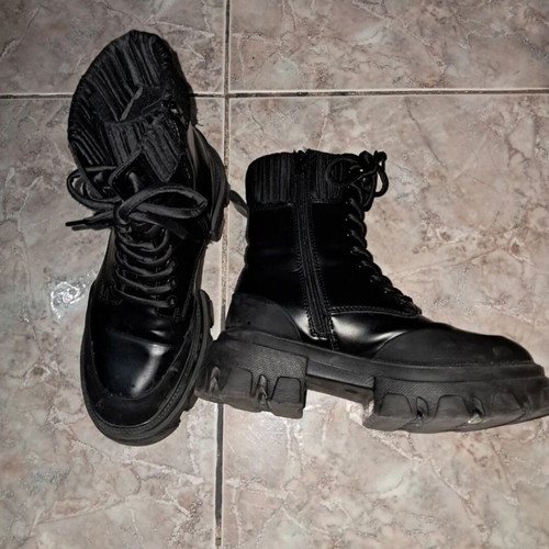 Black boots like new, size 38