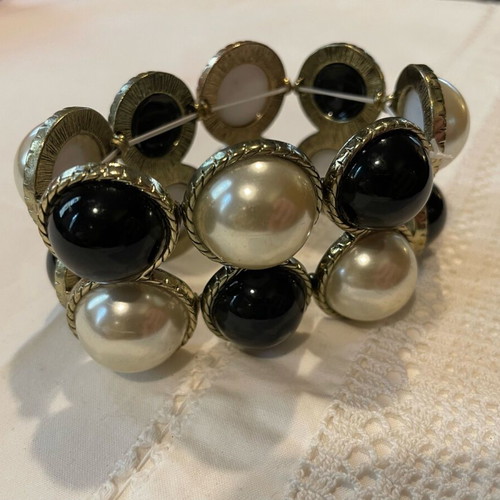 Faux pearl and black cabochon bracelet like new