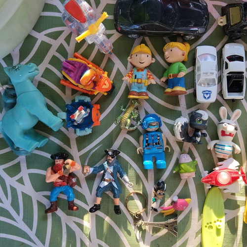 Kinder figures and miniatures used, including Bob Builder, Sonic, Rabbids