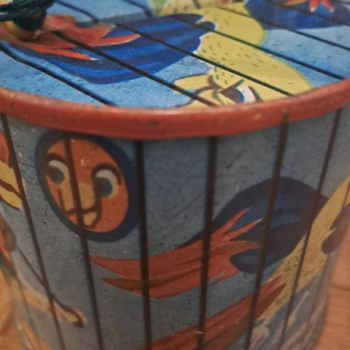Collectible metal piggy bank used with bird designs