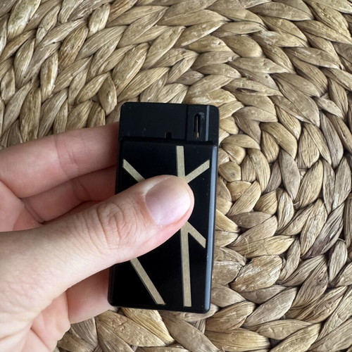 Marlboro lighter used with geometric lines design