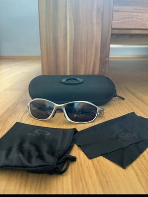 Γυαλιά ηλίου Oakley νέα, ασημί