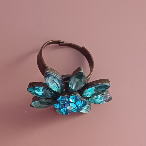 Flower ring used in turquoise color