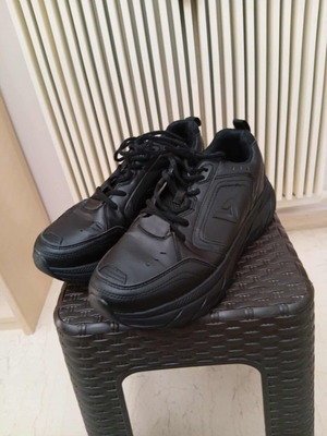 Venimo Pilot 42 waterproof athletic shoes like new, black