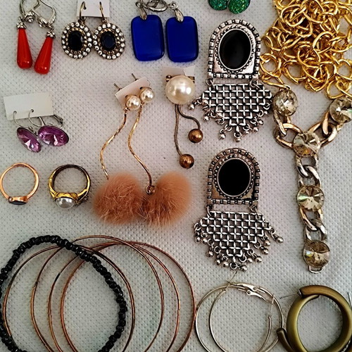 Faux Bijoux Jewelry Set used, pack of 31 pieces