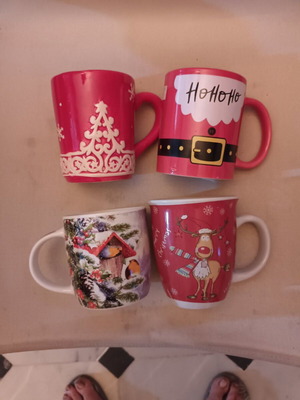 Christmas mug set like new, pack of 4