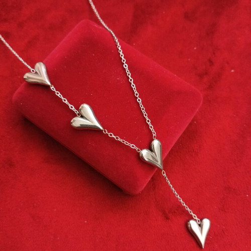 Necklace new stainless steel with asymmetrical silver hearts