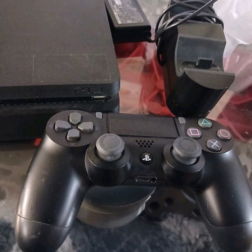 PS4 конзола като нова с контролер, оригинална кутия, кабели и инструкции