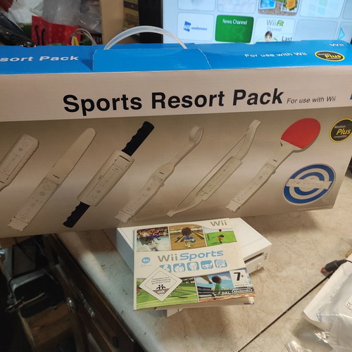 Nintendo Wii complete set like new with Sports Resort Pack and Wii2HDMI