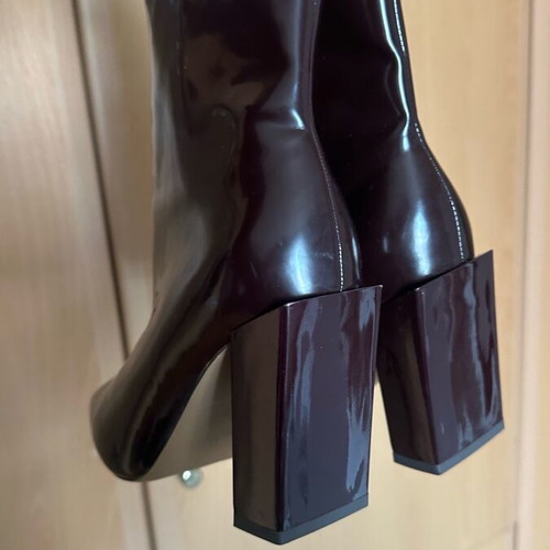 Burgundy ankle boots size 39 like new with impressive heel and zipper