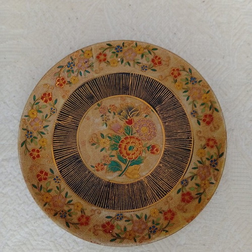 Vintage decorative plate with gold designs, 26 cm diameter