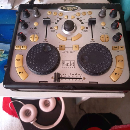 Hercules mk2 DJ console like new with virtual DJ gift