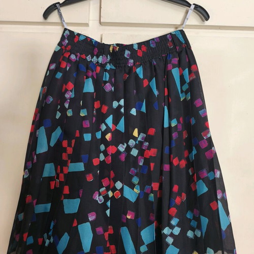 Small pleated skirt like new, black multicolor