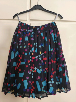 Small pleated skirt like new, black multicolor