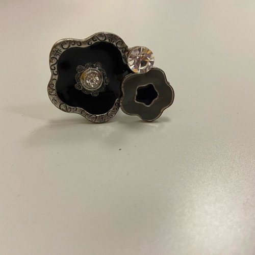 Ring like new with flower design in black and gray colors