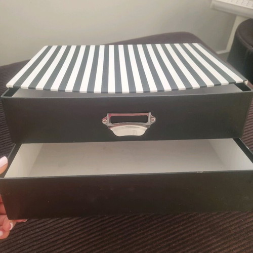 Drawer unit like new with 2 drawers made of durable plastic and paper